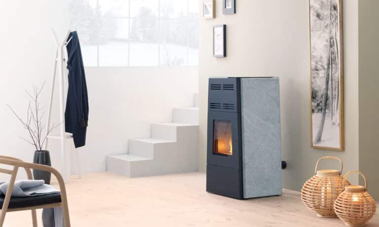Poêle à pellets installé dans un intérieur